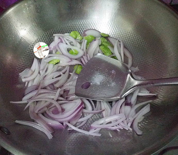 爆炒猪腰,锅热倒油,下蚕豆瓣炒出香味,再倒入洋葱和少许食盐盐,炒至断生后盛出