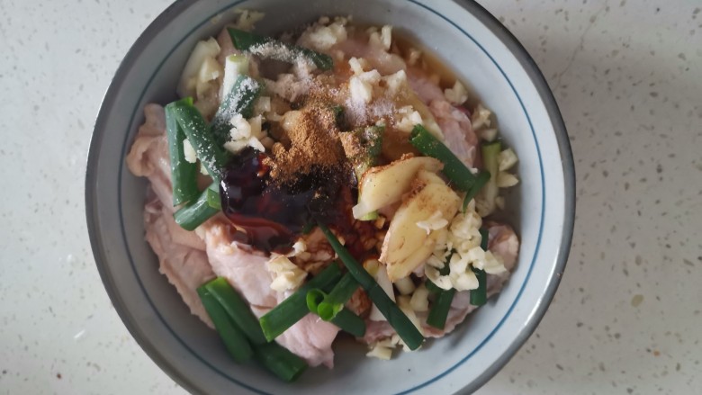 蜂蜜鸡翅,加入适量的盐,鸡粉,十三香