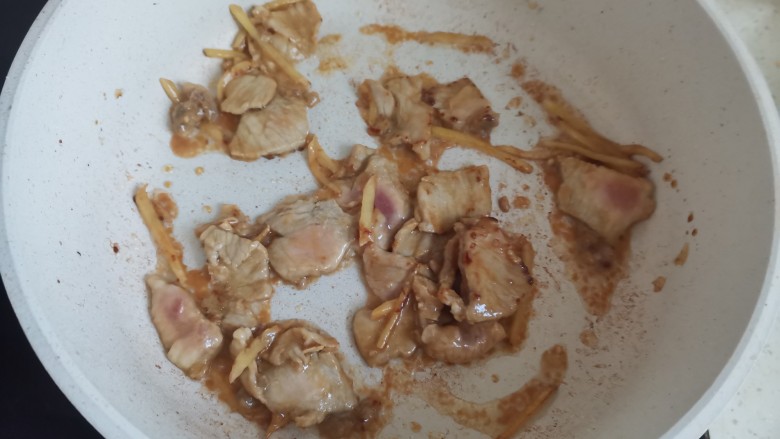 皮蛋火腿粥,起锅烧油下入肉片翻炒至变色,再下入葱姜炒出香味