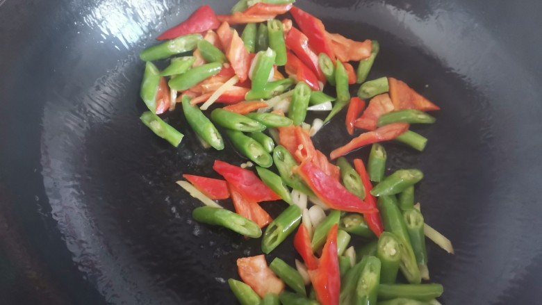 爆炒猪腰,另起锅烧油,下入葱姜蒜爆香,再加入青红辣椒翻炒均匀