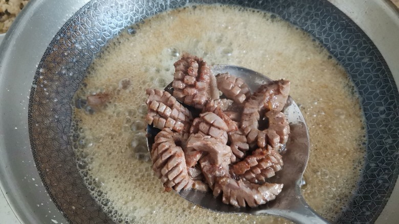 爆炒猪腰,烧油油热下入猪腰,快速炸至定型捞出