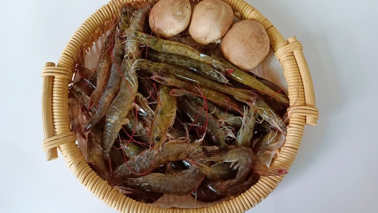 家常虾仁拼盘,准备好需要的食材,<a style='color:red;display:inline-block;' href='/shicai/ 295'>对虾</a>一定要买活蹦乱跳的。