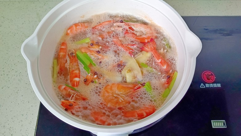 家常虾仁拼盘,大火煮开后煮到对虾变红变弯曲即可关火!
