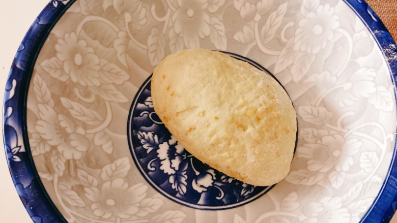 苏打饼干,添加少量清水,和成面团。