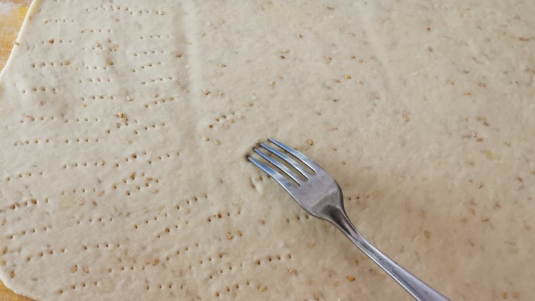 苏打饼干,面团移至面板,擀成大薄片,用叉子扎孔。