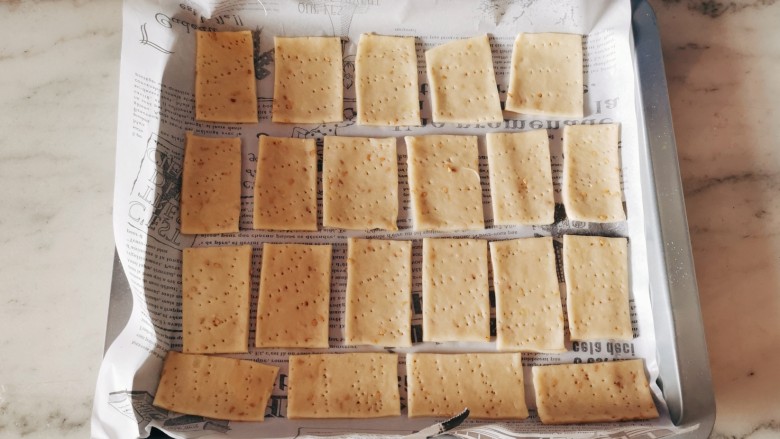 苏打饼干,烤盘铺上油纸,码放好饼干胚。