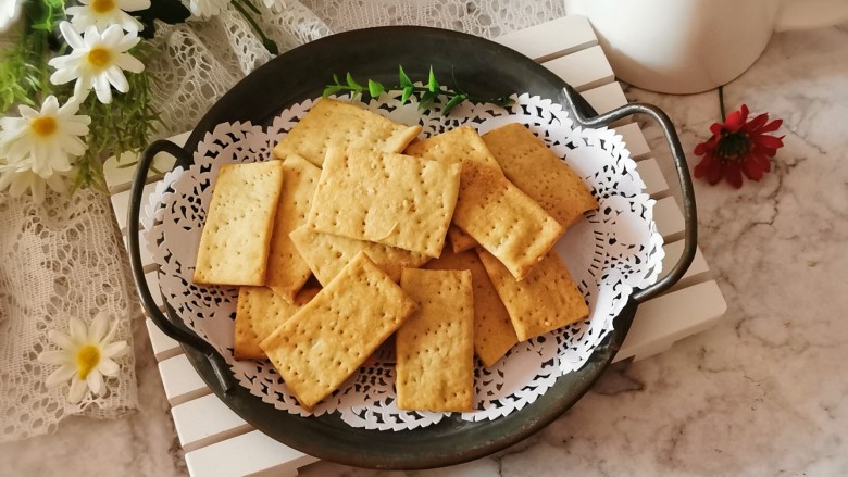 苏打饼干,晾凉就会脆脆的。