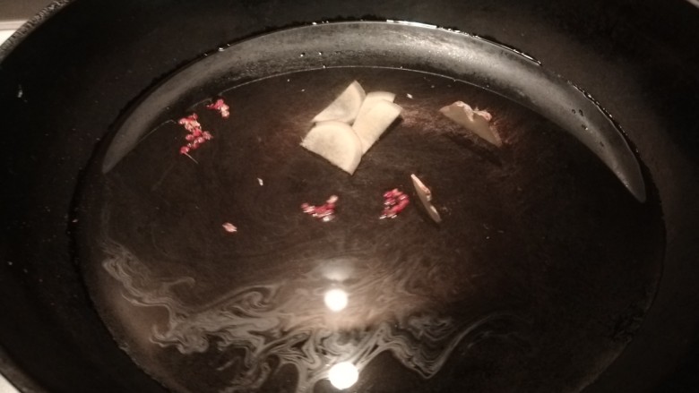 爆炒猪腰,锅里倒半锅水,加入花椒,姜。料酒。