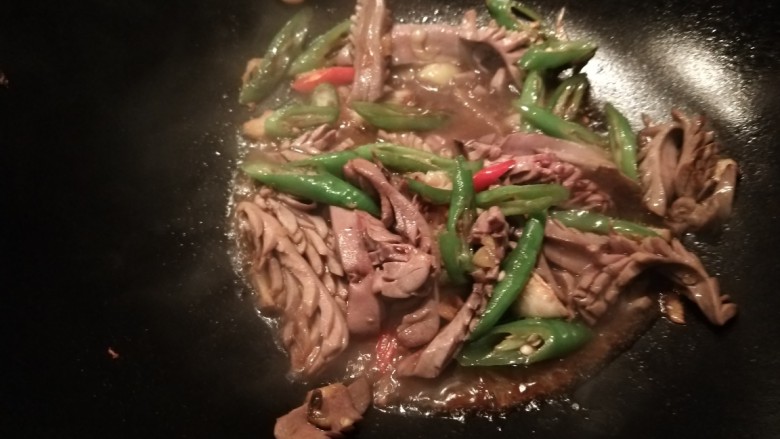 爆炒猪腰,加入料酒,耗油,生抽,加入适量盐,鸡粉,最后水淀粉勾芡即可。