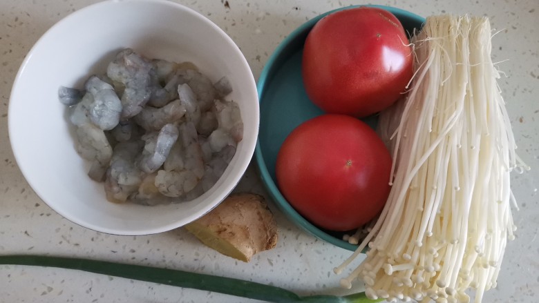 虾滑汤,准备食材备用,虾提前挑去虾线,虾肠,剥了壳的