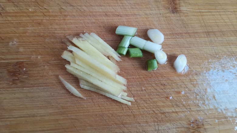 虾滑汤,姜切成姜丝,葱白切粒