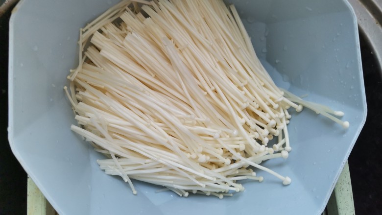 虾滑汤,金针针菇切去根部清洗干净,控干<a style='color:red;display:inline-block;' href='/shicai/ 156925'>水</a>分备用