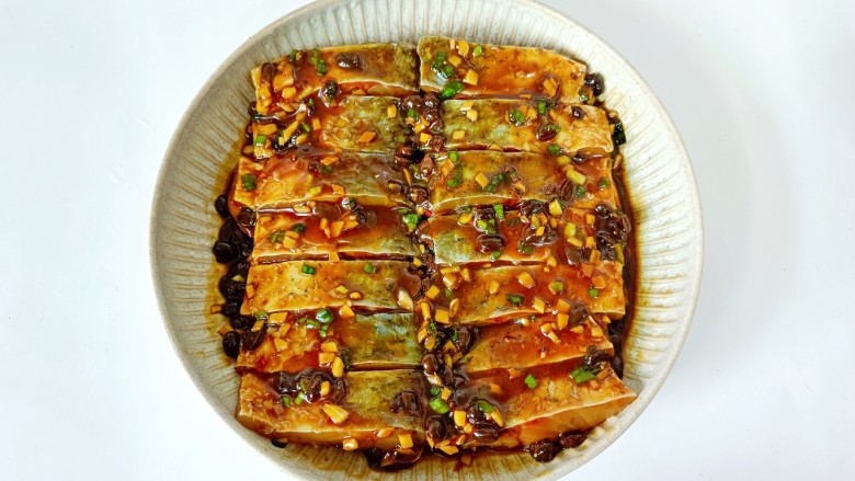 鼓汁蒸鱼腩,依次码上鱼块,腌制的料汁放一起蒸。