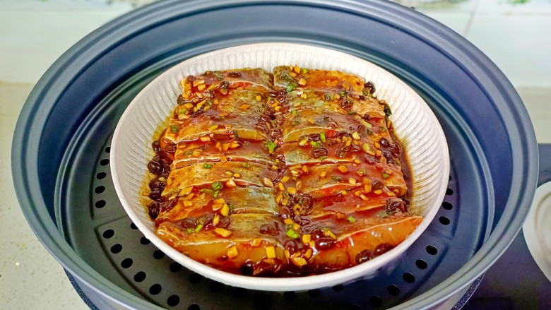 鼓汁蒸鱼腩,放蒸屉上,盖上盖子开大火蒸,水开后蒸10分钟。