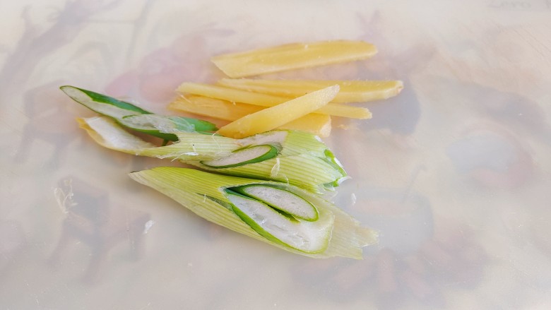 蜂蜜鸡翅,葱姜切段切片准备