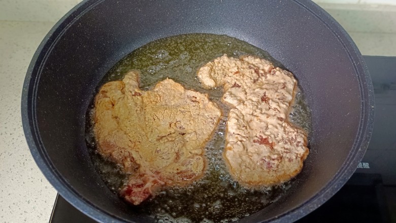 红烧大排,锅里多放一点食用油,油面有冒泡时下大排炸。