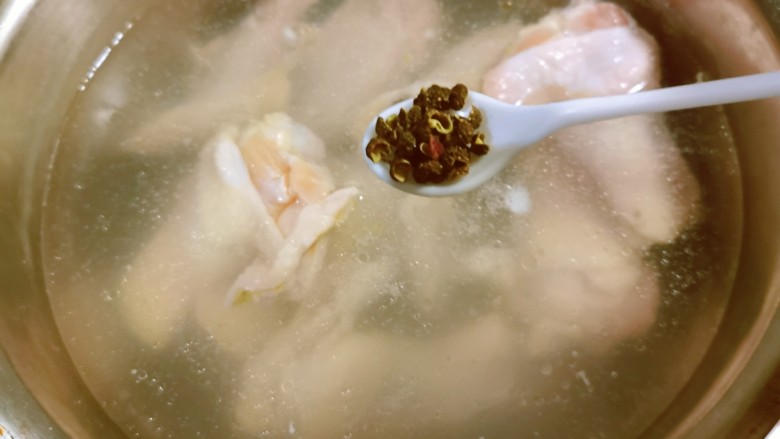 红烧翅根,<a style='color:red;display:inline-block;' href='/shicai/ 4758'>鸡翅根</a>清洗干净放入开水中煮2分钟，水中加入<a style='color:red;display:inline-block;' href='/shicai/ 700'>花椒</a>去腥。