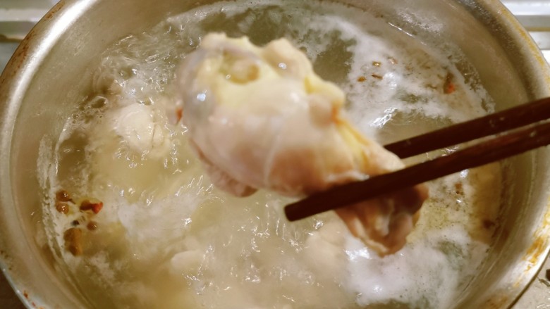 红烧翅根,捞出控干水分。