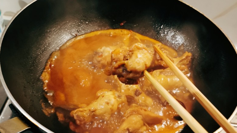 红烧翅根,烧至成熟入味。