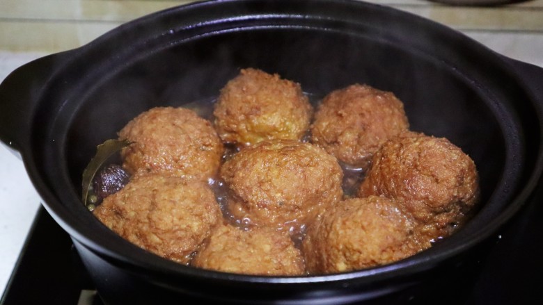 年夜饭宴客压轴菜四喜丸子❗️红烧狮子头❗️,如图,汤汁将近收了一大半,关火
