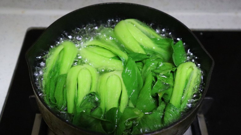 年夜饭宴客压轴菜四喜丸子❗️红烧狮子头❗️,锅中加清水，加一勺盐和几滴油，水开后放<a style='color:red;display:inline-block;' href='/shicai/ 3340'>上海青</a>焯水的30秒