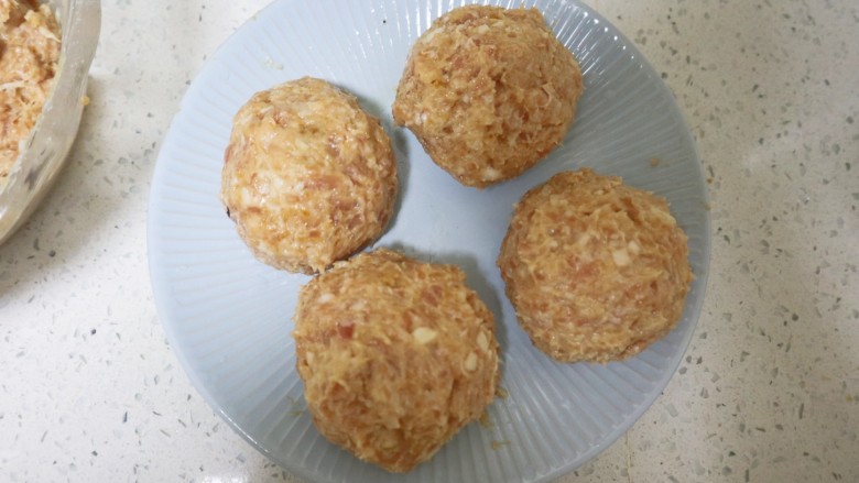 年夜饭宴客压轴菜四喜丸子❗️红烧狮子头❗️,团成大肉丸,本方可制作八个丸子