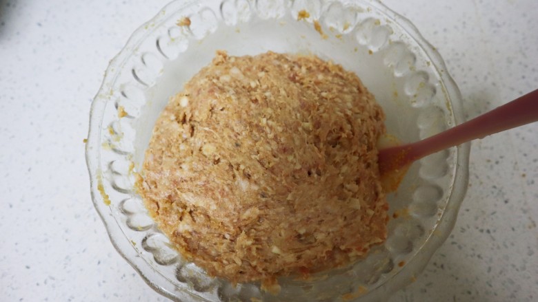 年夜饭宴客压轴菜四喜丸子❗️红烧狮子头❗️,最后放桃酥碎,搅拌均匀即可