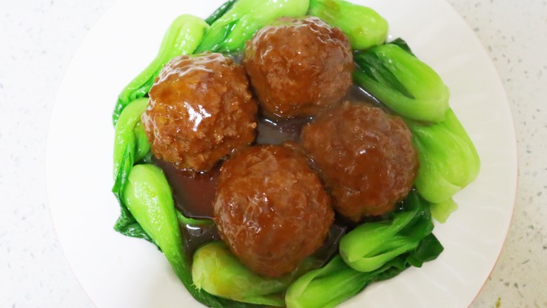 年夜饭宴客压轴菜四喜丸子❗️红烧狮子头❗️,芡汁浇在丸子上,一道四喜丸子制作完成