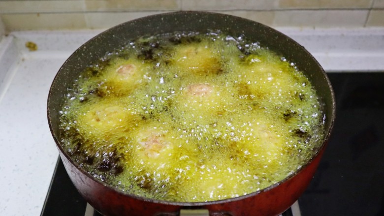 年夜饭宴客压轴菜四喜丸子❗️红烧狮子头❗️,锅中放适量的油，油温7成热放入肉丸