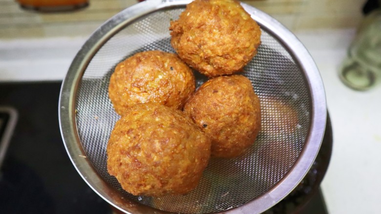 年夜饭宴客压轴菜四喜丸子❗️红烧狮子头❗️,丸子定型后转中火炸4分钟左右,如图