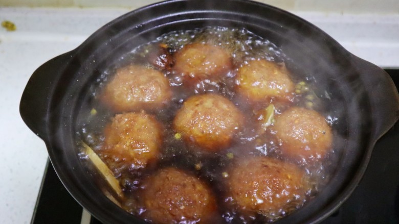 年夜饭宴客压轴菜四喜丸子❗️红烧狮子头❗️,丸子放进去，小火炖50分钟左右