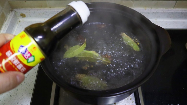 年夜饭宴客压轴菜四喜丸子❗️红烧狮子头❗️,两勺味达美味极鲜酱油，少许底盐