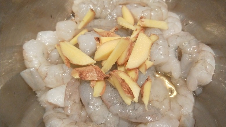 虾滑汤,加入姜片,倒入<a style='color:red;display:inline-block;' href='/shicai/ 718'>料酒</a>