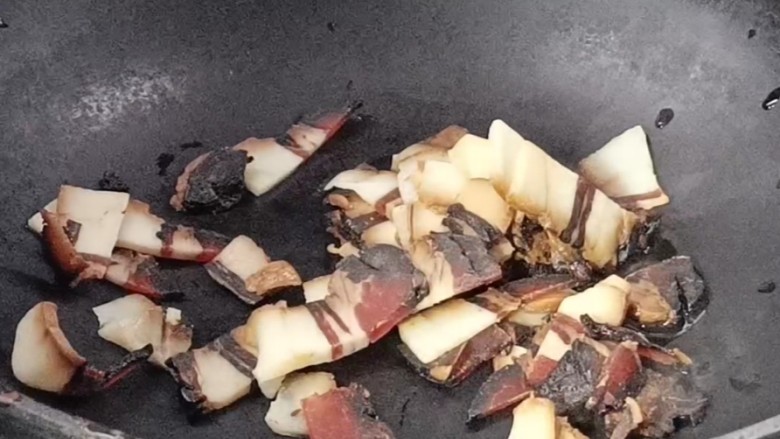酱油肉炒萝卜,起锅烧热,放入酱肉,炒出油
