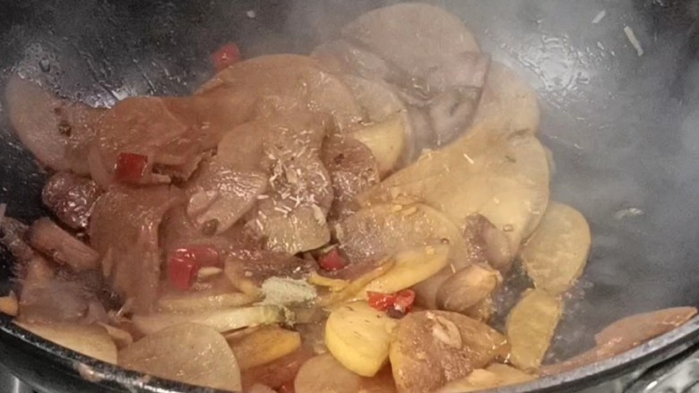 酱油肉炒萝卜,放入糊椒<a style='color:red;display:inline-block;' href='/shicai/ 717'>味精</a>,炒匀