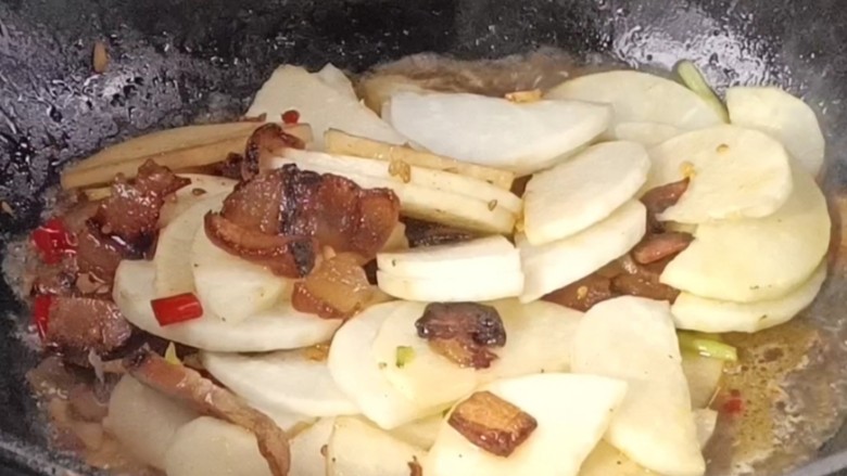 酱油肉炒萝卜,加适量清水水,焖十分钟