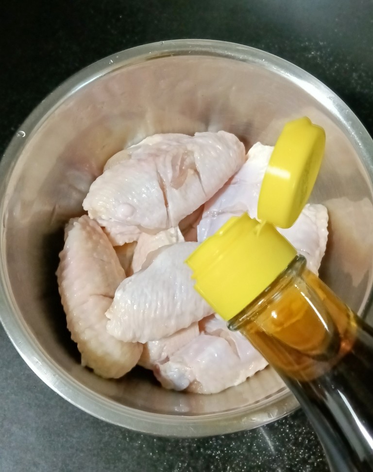 蜂蜜鸡翅,加入一勺<a style='color:red;display:inline-block;' href='/shicai/ 718'>料酒</a>