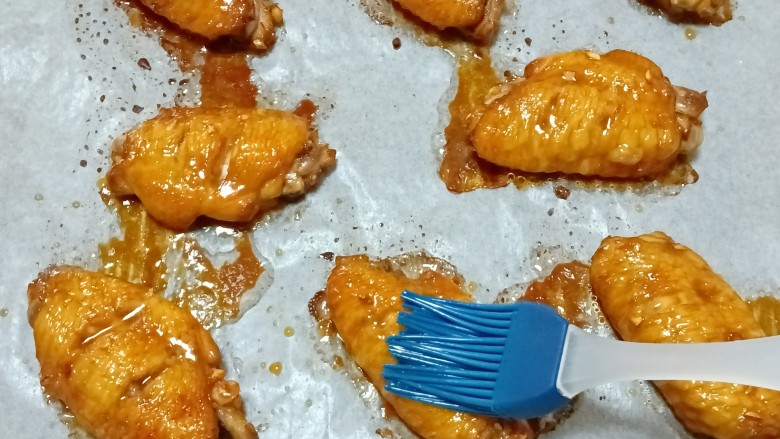 蜂蜜鸡翅,取出刷上蜂蜜水,继续烘烤10分钟