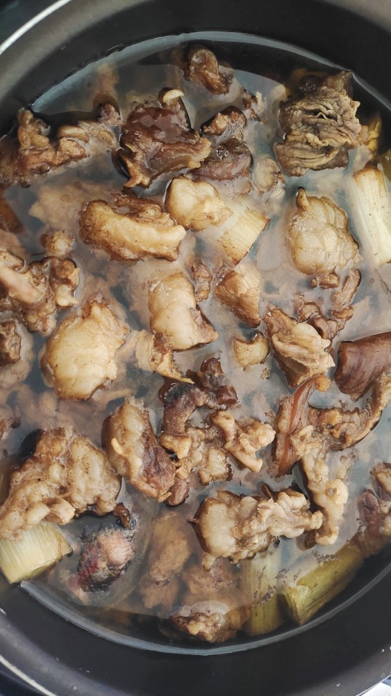 红烧牛板筋,时间到,香气扑鼻而来。