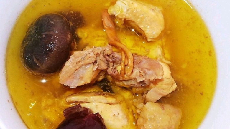 竹荪鸡汤,最后加点食盐调味,美味完成。