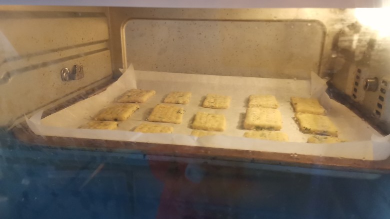 苏打饼干,预约好的烤箱上下火,170度烤15分钟,烤制饼干上色即可