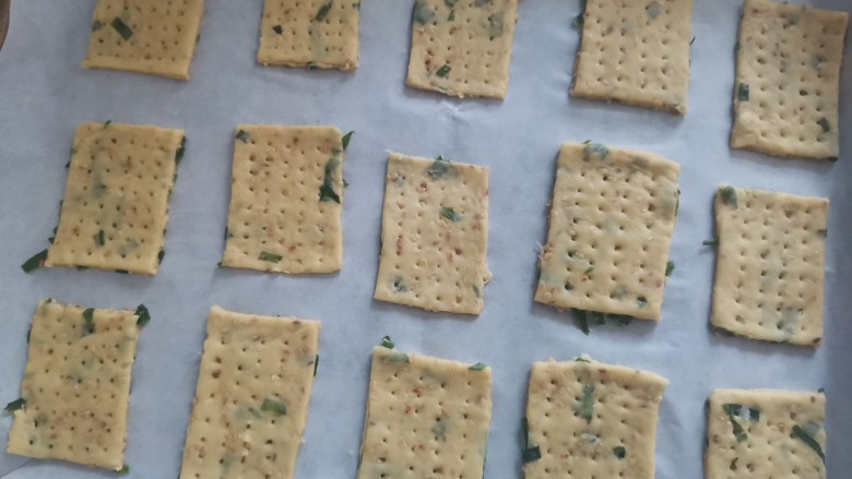 苏打饼干,用叉子在上面,加上小孔摆入烤盘