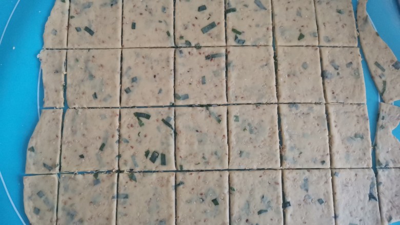 苏打饼干,然后再用刀切成长方形的小块