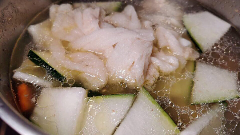 竹荪鸡汤,加入竹荪,小火煮20分钟,焖10分钟即可