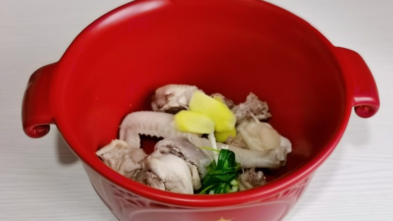 竹荪鸡汤,鸡块,姜片,葱结倒入砂锅中。