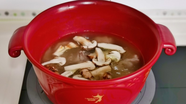 竹荪鸡汤,加入切好的<a style='color:red;display:inline-block;' href='/shicai/ 2987'>松茸</a>片,竹荪再炖20分钟。