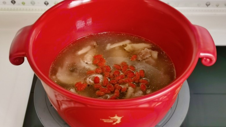 竹荪鸡汤,加入泡软枸杞煮2分钟关火。