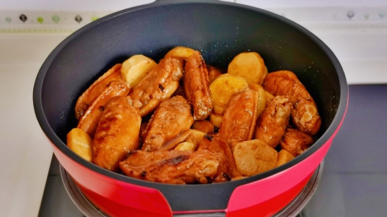 蜂蜜鸡翅,摆入煎好的鸡翅,倒入腌制鸡翅的照烧汁,加水烧开转中火煮熟。