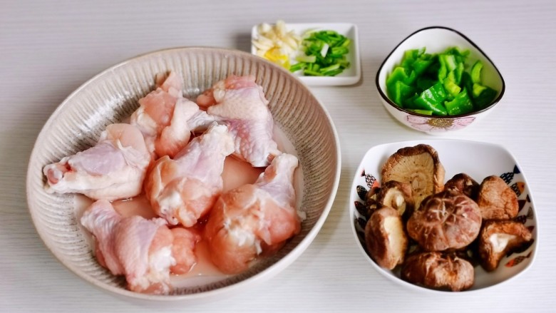 红烧翅根,准备食材,葱姜蒜切好,<a style='color:red;display:inline-block;' href='/shicai/ 61'>青椒</a>切小块。