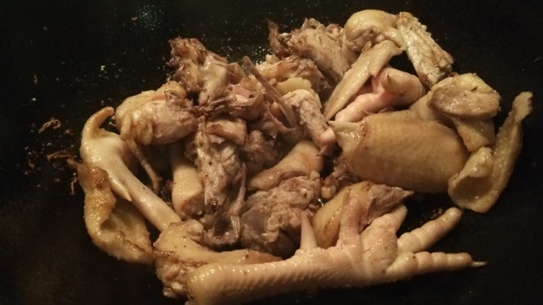 竹荪鸡汤,鸡块倒入锅中干煸,为了炒出油汁